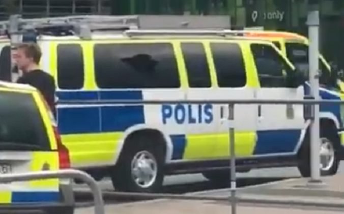 Video: Švédski policajti postrelili muža, ktorý ohrozoval ľudí na železničnej stanici v Malmö