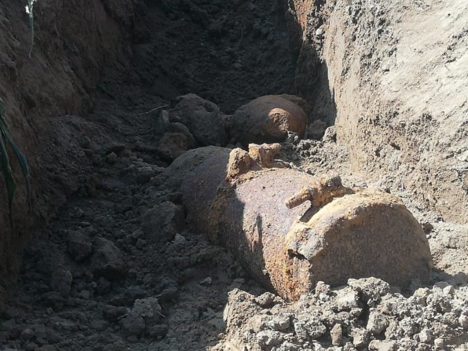 Foto: V Senici odstrelili letecké bomby z 2. svetovej vojny, našli ich pri výkopových prácach