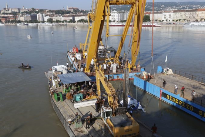 Foto: Z dna Dunaja vyťahujú potopenú výletnú loď Hableány, nasadili aj plávajúci žeriav