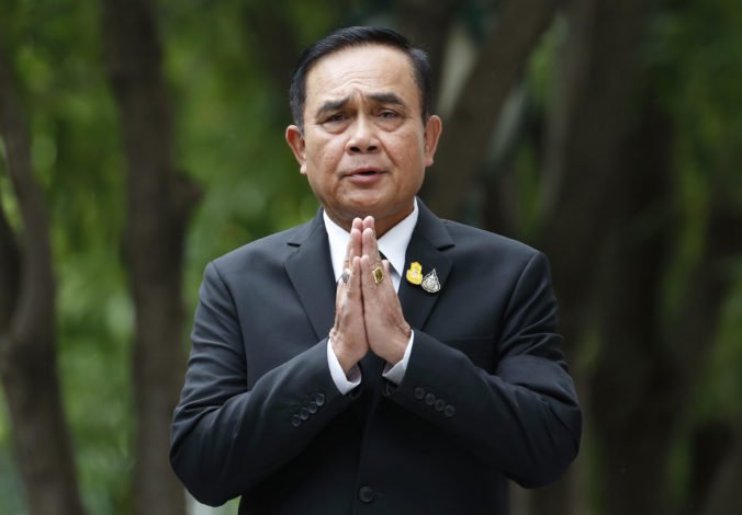 Šéf thajskej junty sa stal po druhý raz premiérom, jeho zotrvanie vo funkcii schválil aj kráľ