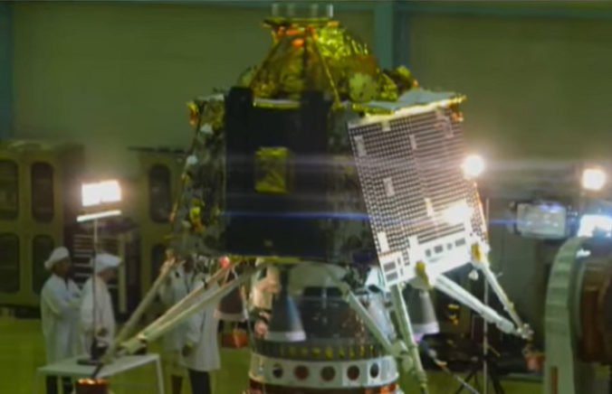 India predstavila novú vesmírnu loď, sonda Čandraján-2 má pristáť na južnom póle Mesiaca