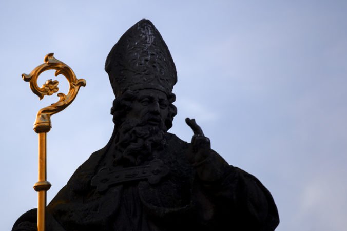 Odstránili sochu poľského kňaza, ktorý je podozrivý zo sexuálneho zneužívania detí