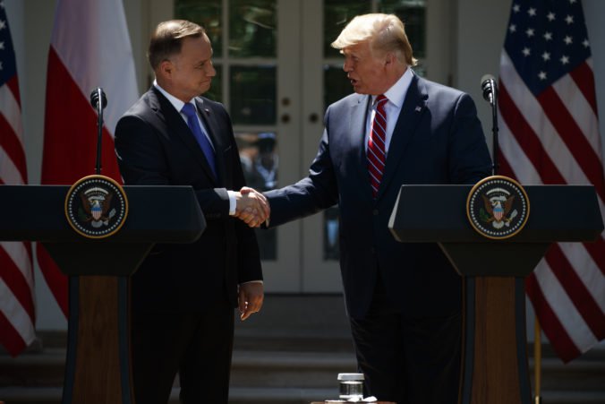 Trump oboznámil Dudu so svojimi plánmi, USA chcú do Poľska presunúť 2000 vojakov