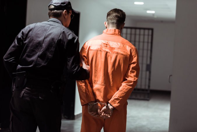 Vo väzení sa odohrala rukojemnícka dráma, väzeň si vyrobil zbraň a zajal dvoch dozorcov