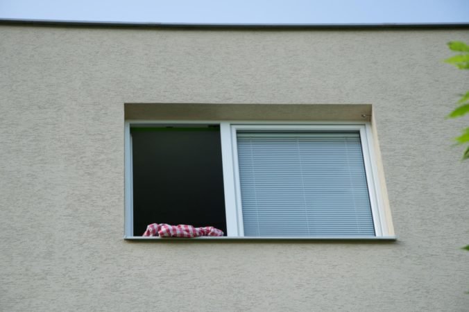 Foto: Trojročné dievčatko vypadlo z okna, pád stlmili šnúry na bielizeň