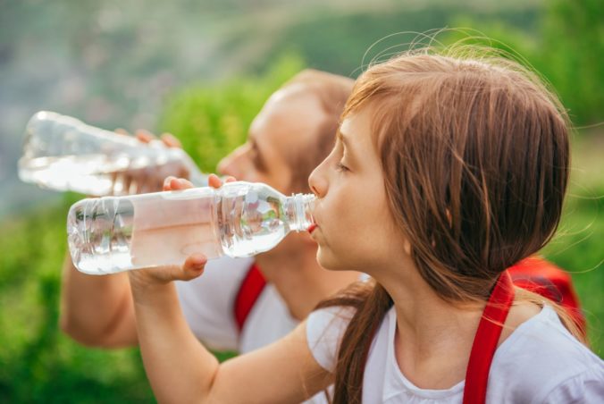 Ktoré nápoje sú vhodné pre zdravý pitný režim detí? Sladené a energetické k nim nepatria