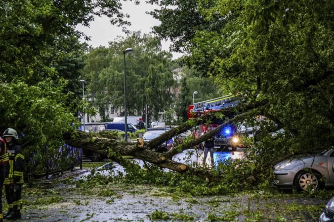 Video: Nemecko zasiahli búrky a silný vietor, stromy sa zrútili na svadobčanov aj kabriolet
