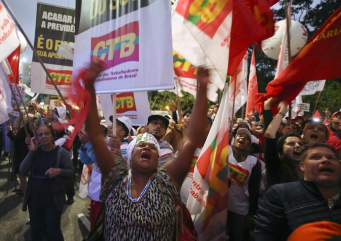 Brazíliu ochromí generálny štrajk, demonštranti protestujú proti dôchodkovej reforme