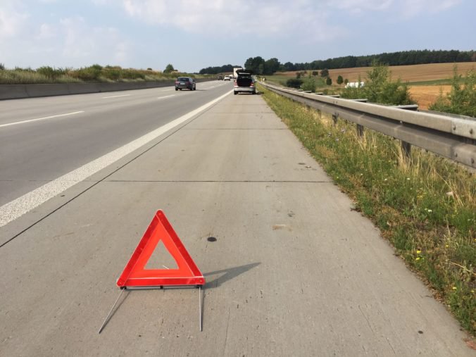 Policajti chytili poriadne opitú vodičku, zradila ju poškodená pneumatika