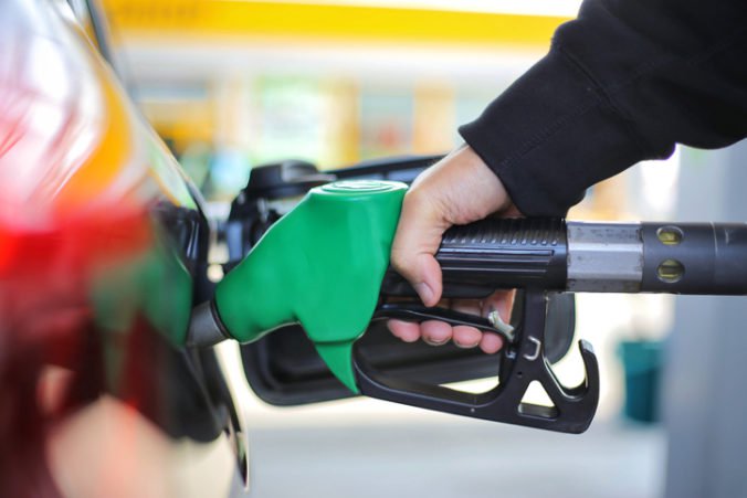 Slováci tankovali na čerpacích staniciach lacnejší benzín, klesli aj ceny motorovej nafty