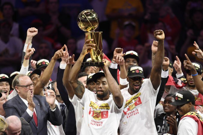 Video: Warriors bojovali až do konca, ale historický titul NBA pre Kanadu oslavuje Toronto
