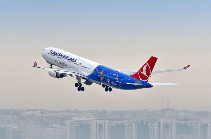 Turecké lietadlo sa po vyčíňaní muža muselo vrátiť do Istanbulu, cestujúci kričali od strachu