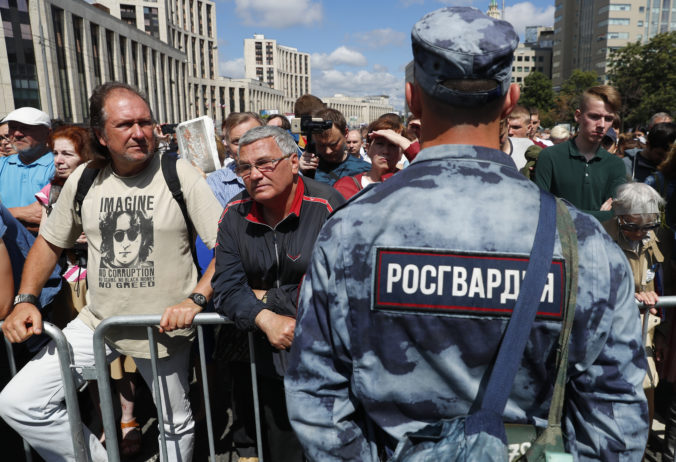Vyše tisíc ľudí v Moskve opäť protestovalo proti zneužívaniu moci zo strany polície