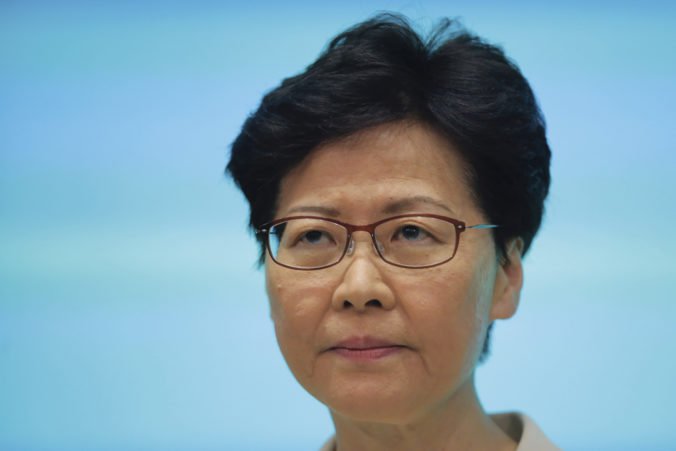 Líderka Hongkongu Lamová sa ospravedlnila za kontroverzný návrh zákona, ale rezignovať nemieni