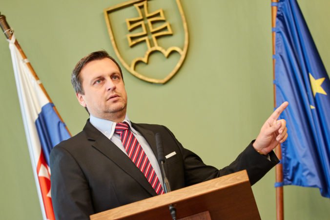 Národniari považujú návrh SaS vypustiť prednosť slovenčiny pred ostatnými jazykmi za nehoráznu drzosť