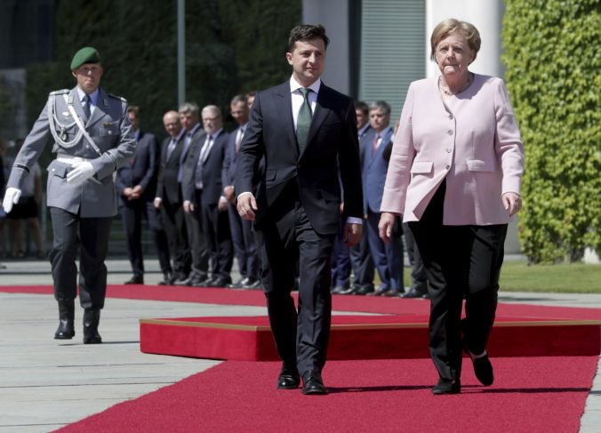 Video: Kancelárka Merkelová bola dehydrovaná, na ceremónii sa celá triasla