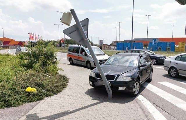 Foto: Žiaka autoškoly „vyplašilo“ trúbenie iného vodiča, strhol volant a narazil do semafora