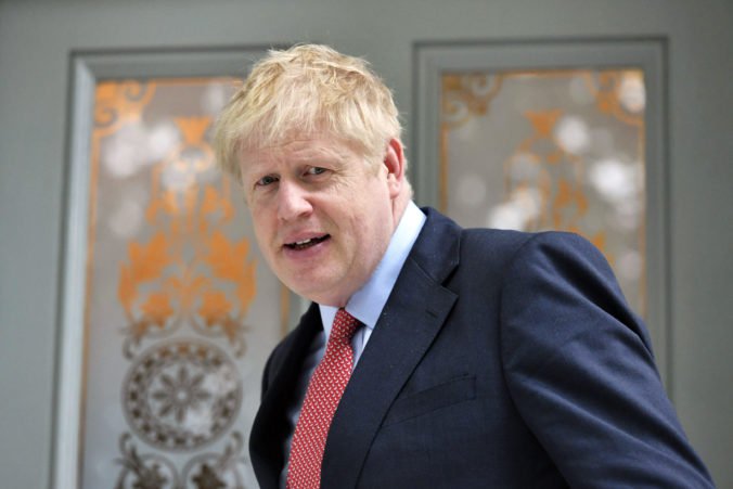 O post šéfa britských konzervatívcov bojujú už len štyria politici, najviac hlasov získal Johnson