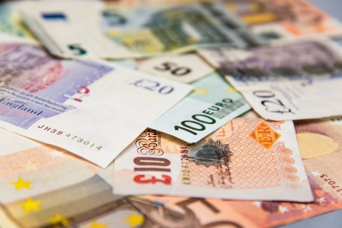 Kurz libry a eura sa podľa analytikov pri tvrdom brexite môže vyrovnať
