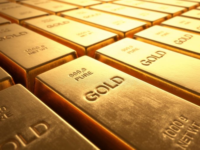 Oslabenie dolára vyšvihlo ceny zlata na viac ako päťročné maximum