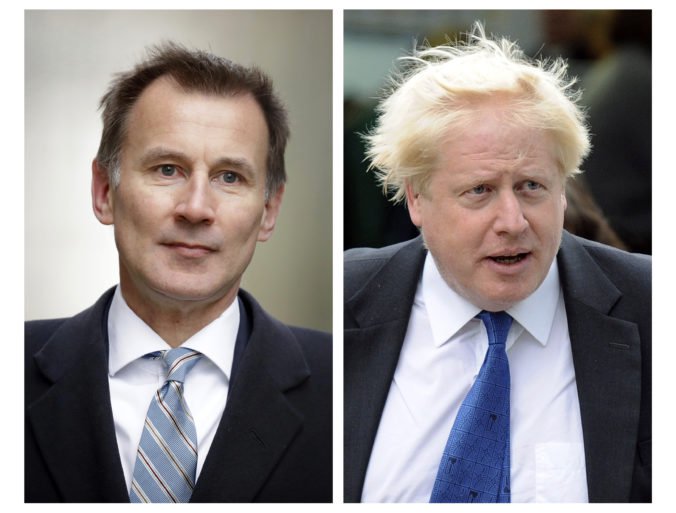 Theresu Mayovú na poste šéfa konzervatívcov vystrieda Boris Johnson alebo Jeremy Hunt