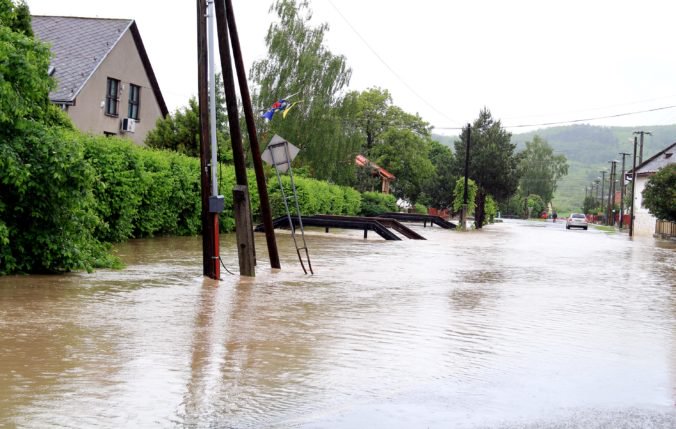 V okresoch Prievidza a Bytča hrozia povodne, meteorológovia vydali výstrahy druhého stupňa