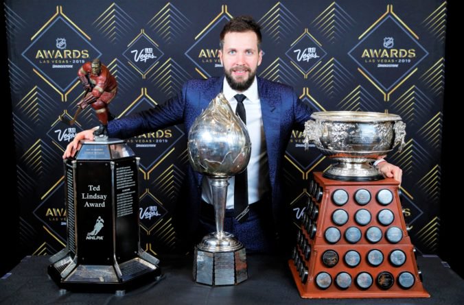 Video: V NHL rozdali 16 individuálnych trofejí, najviac si ich odniesol kanonier „bleskov“ Kučerov