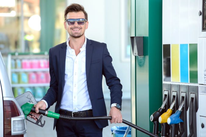 Dobrá správa pre motoristov, benzíny a nafta na slovenských pumpách znova zlacneli