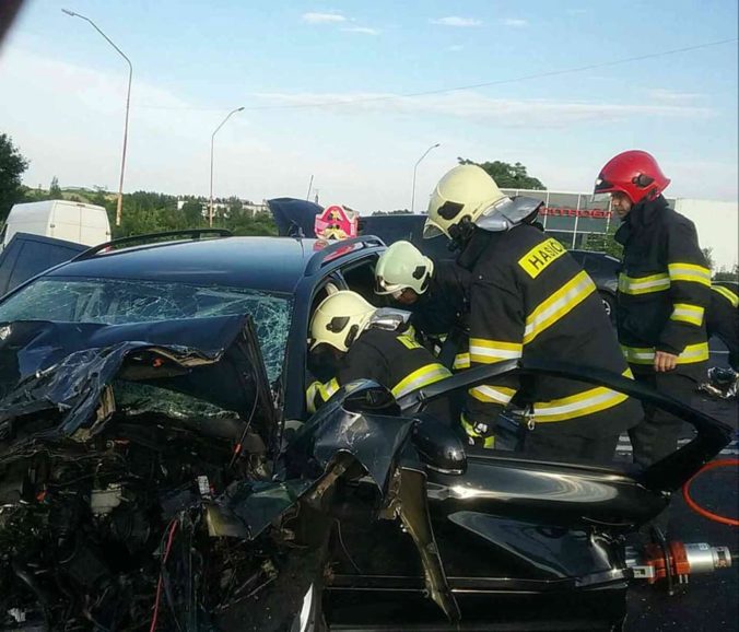 Foto: V Lučenci sa stala vážna dopravná nehoda, zahynuli pri nej dve osoby a ďalší sú zranení