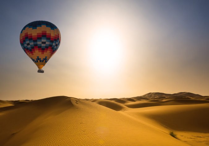 Silný vietor odvial balón s turistami a prinútil ich pristáť v púšti