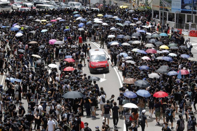 Video: Demonštranti zablokovali cestu v Hongkongu, žiadajú zrušenie kontroverzného návrhu zákona