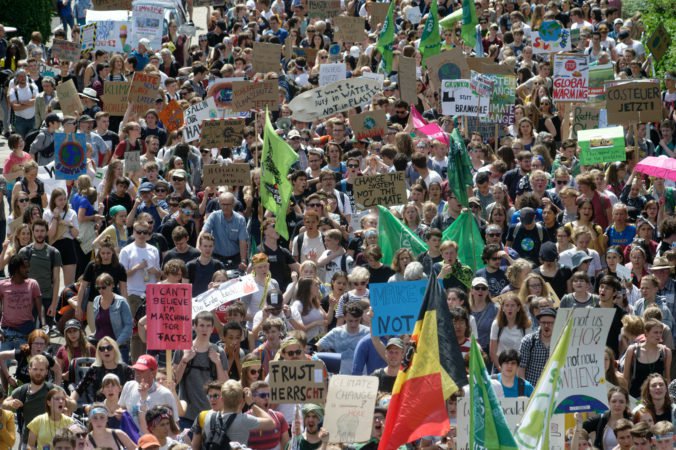 Video: Tisíce ľudí protestovali pri uhoľnej bani, chcú klimatickú spravodlivosť či zastaviť uhlie