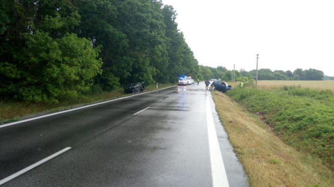 Foto: Mladý vodič prešiel do protismeru a došlo k zrážke, 64-ročný muž v Toyote neprežil