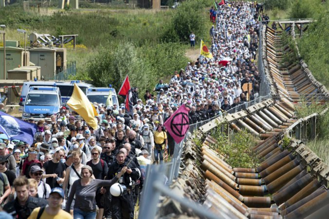 Aktivisti ukončili ukončili blokádu pred baňou v Nemecku, rozpustila ich polícia