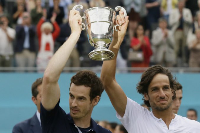 Andy Murray sa úspešne vrátil do súťažného kolotoča, s Lópezom ovládli štvorhru v Queen’s Clube