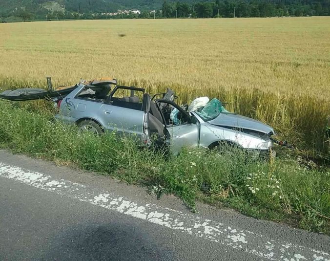 Foto: Pri Nitrici sa zrazilo auto s kamiónom, nehoda si vyžiadala jedného mŕtveho