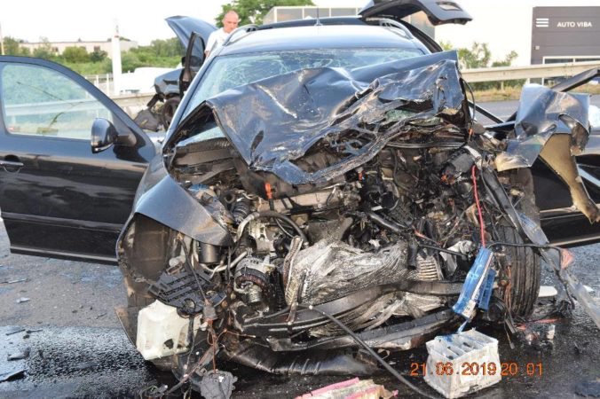 Foto: Ján na Porsche pod vplyvom alkoholu spôsobil tragickú nehodu, sudca ho poslal do väzby