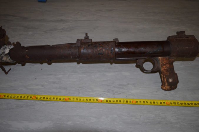 Foto: Pri búraní komína našli zamurovaný guľomet, ktorý sa používal počas 2. svetovej vojny
