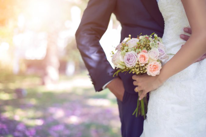 Mladomanželia po svadbe ušetria na viacerých poplatkoch, poslanci schválili Ficov návrh