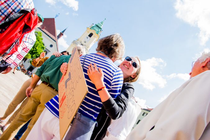 Desiatky dobrovoľníkov rozdávali objatia v dvadsiatich mestách Slovenska