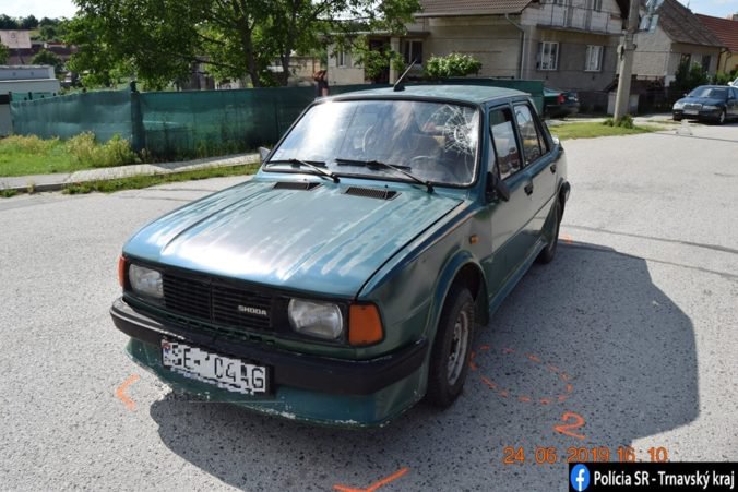 Foto: Traja školáci na bicykli „preleteli“ cez Škodovku, najstarší z trojice porušil takmer všetky predpisy