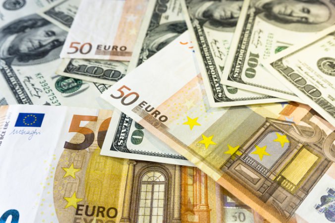 Spoločná európska mena oproti doláru oslabila