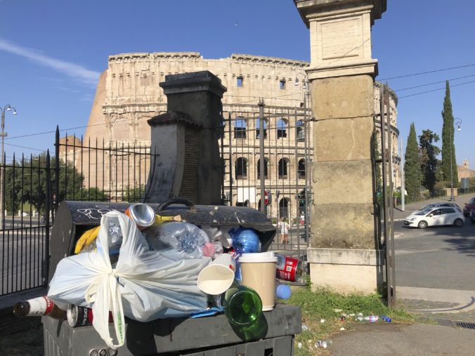 Večné mesto má večný problém, Rím je zasypaný odpadkami a nikto to nedokáže vyriešiť