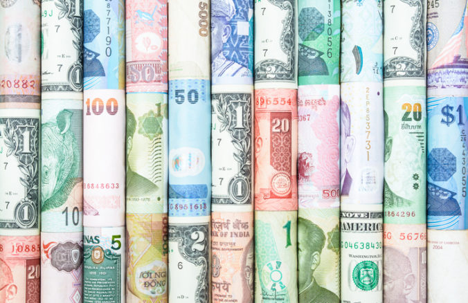 Dolár oslabil oproti japonskému jenu aj voči euru