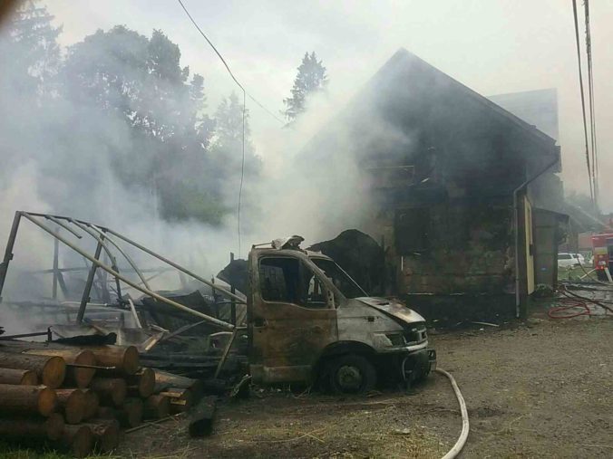 Foto: Hasiči zasahujú pri požiari v Ždiari, plamene zachvátili prístavbu aj časť rodinného domu