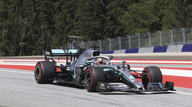 Hamiltona penalizovali a VC Rakúska odštartuje až z piateho miesta, pole position si vyjazdil Leclerc