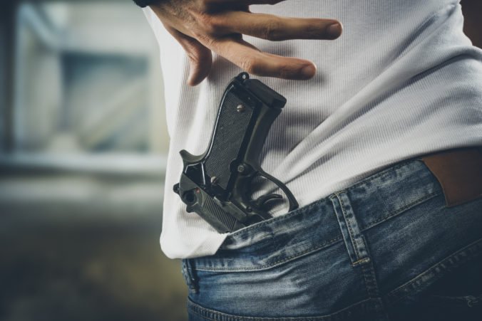 Tridsaťpäťročný syn zastrelil svojho otca, lebo mu obmedzil vreckové