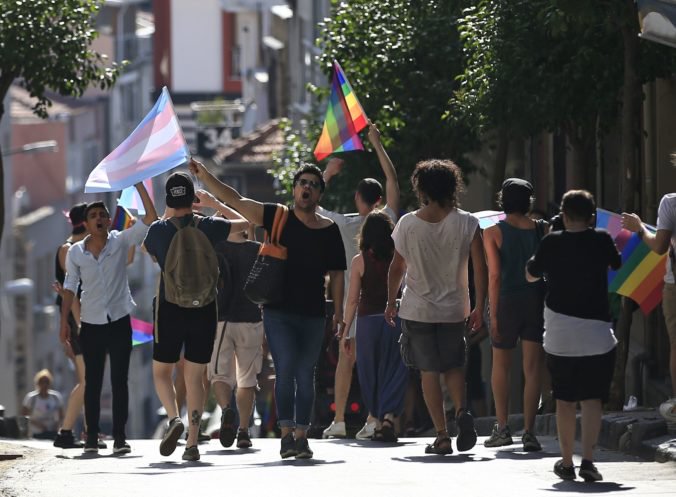 Komunita LGBTI ľudí dostala v Istanbule opäť červenú, pochod zakázali piaty rok po sebe