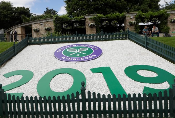 Tenisti na Wimbledone zabojujú o rekordné prémie, Federer útočí na sté víťazstvo v Londýne