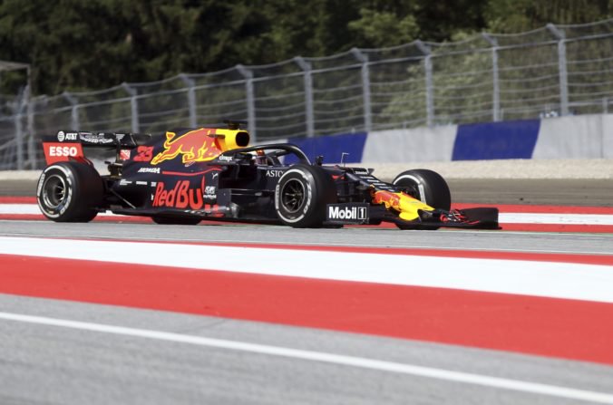 Video: Verstappen vyhral Veľkú cenu Rakúska, rozhodujúci manéver bol aj s „ťukom“ do Leclerca